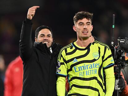 Mikel Arteta celebra con Havertz la victoria del Arsenal en Brentford.