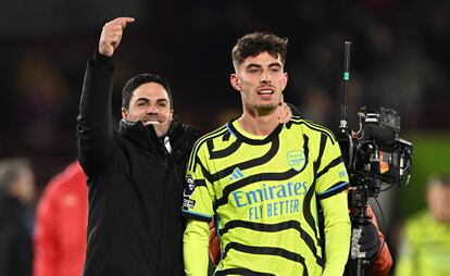 Mikel Arteta celebra con Havertz la victoria del Arsenal en Brentford.