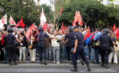 La policía mantiene alejado a un piquete en Sevilla.