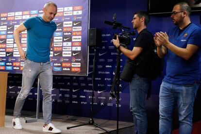 Iniesta es aplaudido, en la sala de prensa del FC Barcelona, tras anunciar su marcha del equipo azulgrana.