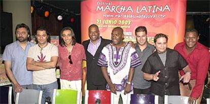 Ketama (a la izquierda), el promotor Guillermo Ponce (a su lado) y cuatro miembros del grupo colombiano Estrellas de Niche.