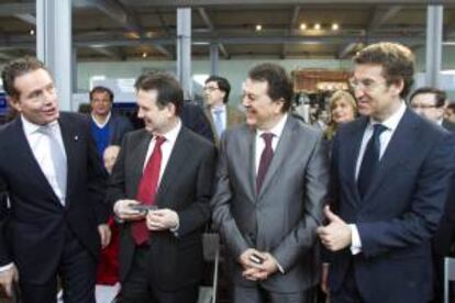 El presidente de la Xunta de Galicia, Alberto Núñez Feijóo (d), acompañado del director del centro de Vigo de PSA, Juan Antonio Muñoz Codina (2d); el alcalde de Vigo, Abel Caballero (2i); y el director de Peugeot España-Portugal, Rafael Prieto (i), hoy en Vigo, en el acto de lanzamiento industrial de las furgonetas eléctricas Peugeot Partner y Citröen Berlingo, ambas fabricadas en la planta PSA viguesa.