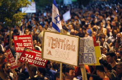 Cartel que combina la palabra intifada y <i>tent</i> (tienda de campaña en inglés).