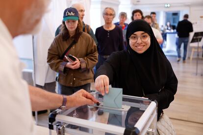 Una mujer ejerce su derecho al voto este domingo en Estrasburgo (Francia). 