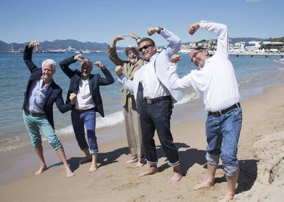 De derecha a izquierda, el director Jean-Jacques Mantello, el actor austriaco y exgobernador de California Arnold Schwarzenegger, el explorador oceanográfico Jean-Michel Cousteau, el guionista François Mantello y un invitado, durante la sesión de fotos de 'Maravillas del mar 3D' en el 70º Festival de Cine de Cannes.