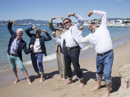 De derecha a izquierda, el director Jean-Jacques Mantello, el actor austriaco y exgobernador de California Arnold Schwarzenegger, el explorador oceanográfico Jean-Michel Cousteau, el guionista François Mantello y un invitado, durante la sesión de fotos de 'Maravillas del mar 3D' en el 70º Festival de Cine de Cannes.