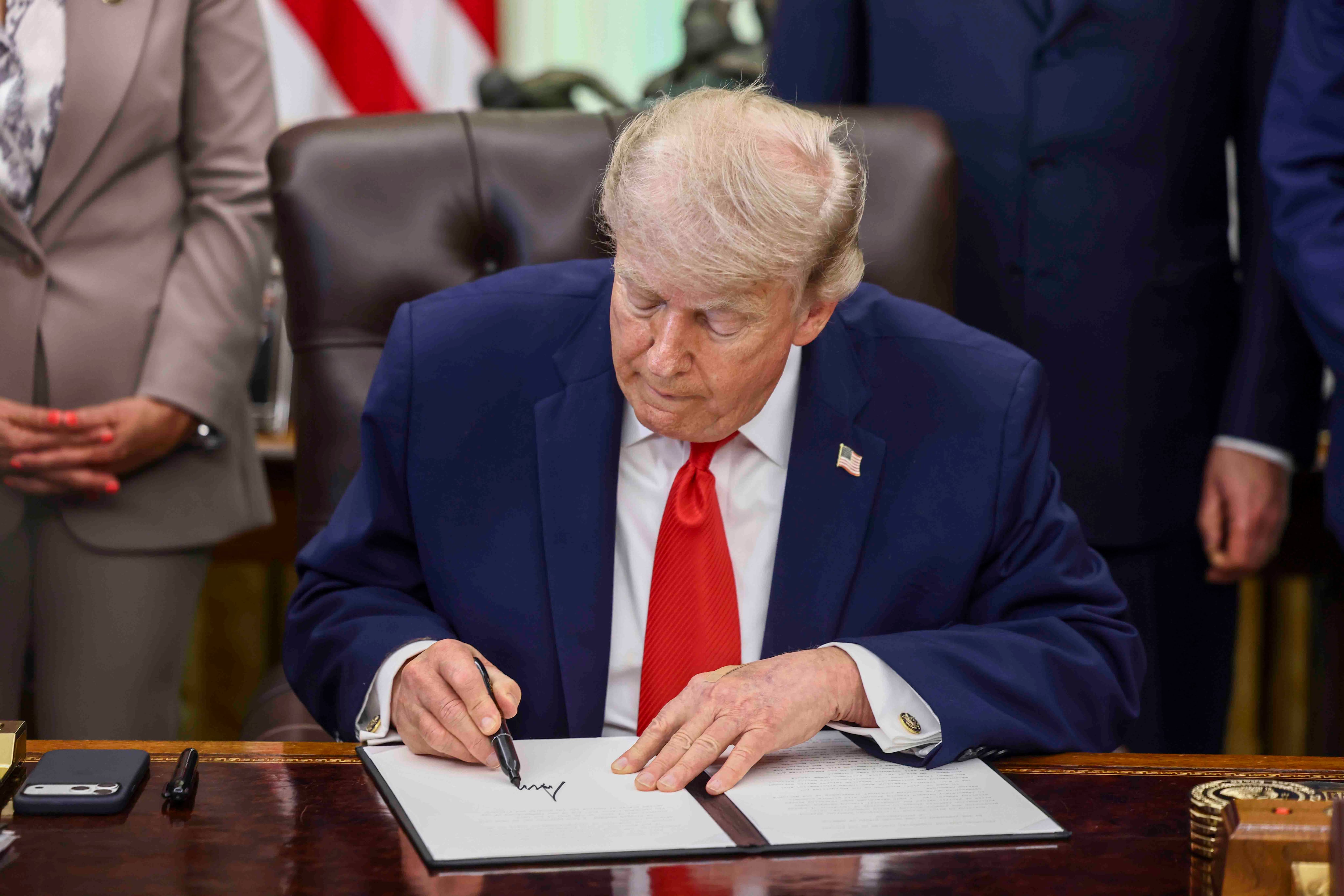Trump, İran ile ateşkesin bu pazar imzalanacağını ve Ormuz'un "hemen" açılacağını öngörüyor.