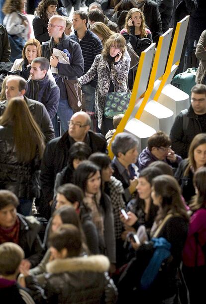 El Aeropuerto de Bilbao tenía previsto que hoy despegasen y aterrizasen 146 aviones con 18.000 viajeros. La jornada de hoy era uno de los días que mayor tráfico iba a acoger la infraestructura a lo largo del puente.