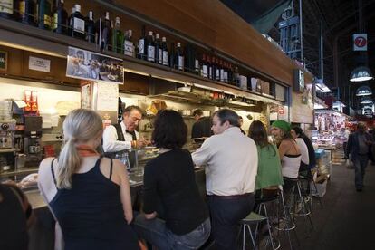 El bar Pinocho, en el mercado de la Boqueria de Barcelona.