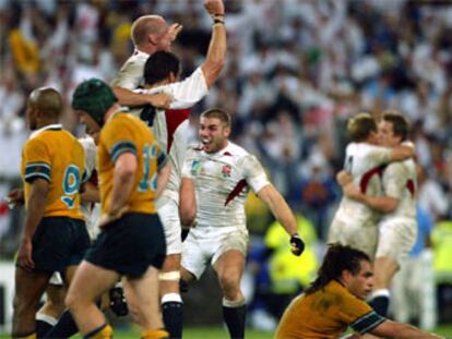 Los jugadores británicos celebran el triunfo ante la desolación de los australianos.