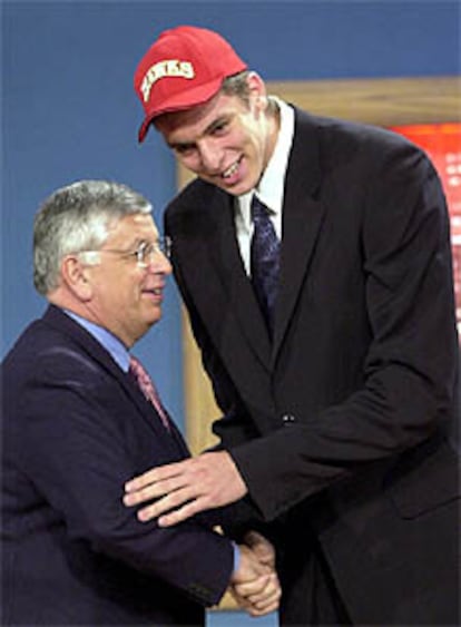 <font size=2><b>Pau Gasol y Raúl López hacen historia en el 'draft'</b></font><br>En la foto, Gasol saluda a David Stern, comisionado de la NBA (AP).<p><font size="1"><b><a href="http://baloncesto.as/2000-01/nba/draft2001/draftrfsh.htm">. Cuadro completo del 'draft'</a><br><a href="http://baloncesto.as/2000-01/nba/draft2001/index.htm">. Especial: 'draft' 2001</a></font></b>