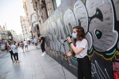 Singer Mónica Jiménez on a Tuesday afternoon on the Gran Vía in Madrid performing ‘You Know I’m No Good’ by Amy Winehouse.