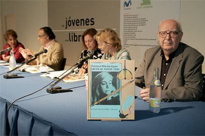 De izquierda a derecha, Mari Cruz Seoane, José Teruel, Joan Brown, Soledad Puértolas y José Luis Borau, ayer en el homenaje a Martín Gaite.