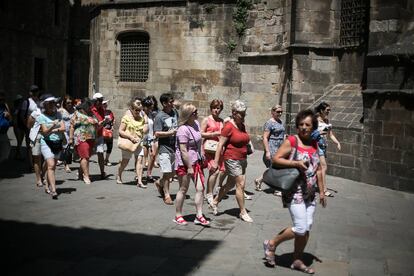 Un grup de turistes passeja pel centre de Barcelona.