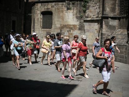 Un grup de turistes passeja pel centre de Barcelona.