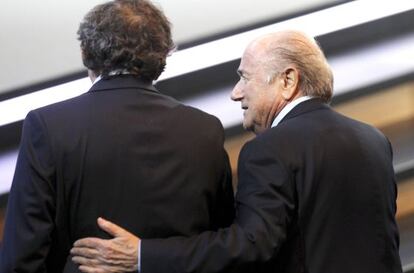 Platini, a la izquierda, y Blatter, durante el congreso de junio de 2011 que eligi&oacute; al suizo para un cuarto mandato al frente de la FIFA.