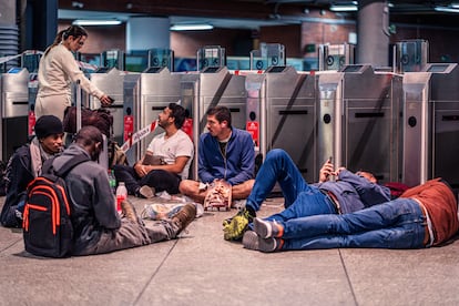 Viajeros tirados en la Estación de Atocha de Madrid, durante la madrugada de este martes.
