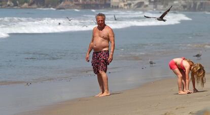 Dustin Hoffman con su familia en la playa de Malibú.