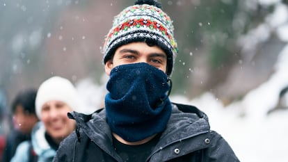 Su tejido es elástico y se pueden colocar como bufanda o como gorro de invierno. GETTY IMAGES.