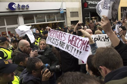 Um grupo de jovens manifesta-se contra a visita do líder ultraderechista Geert Wilders a Heerlen.