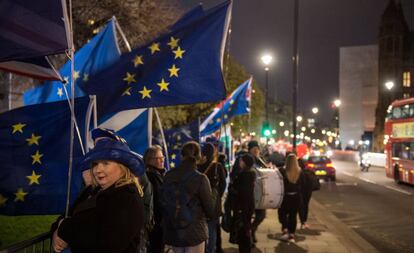 Manifestantes contrarios al Brexit, este lunes por la noche en Londres.