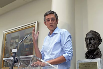 Eduardo Madina posa junto a un busto de Ram&oacute;n Rubial en el Congreso de los Diputados.