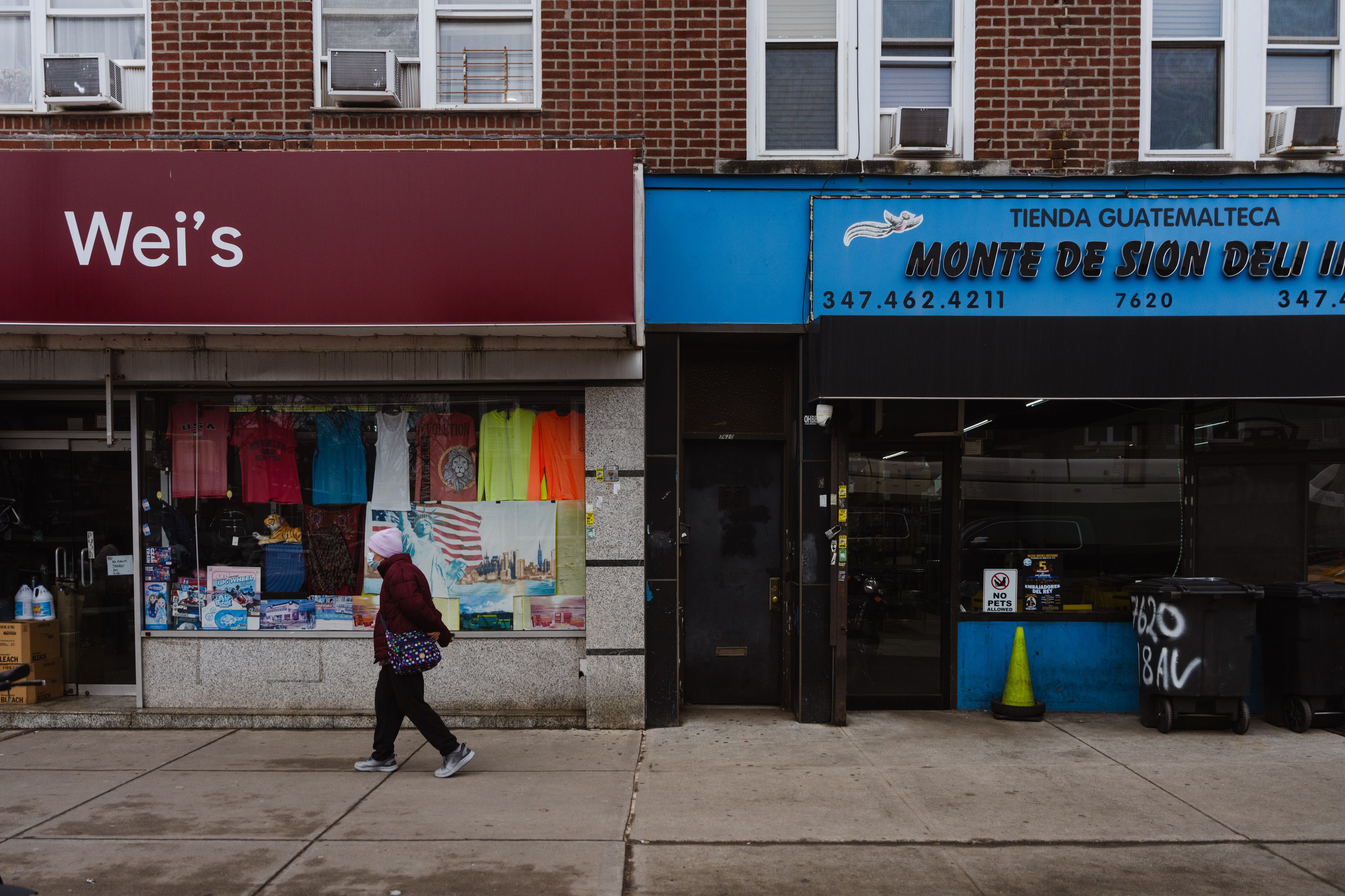 Negocios guatemaltecos y chinos se alinean en la Avenida 18, en Bensonhurst.