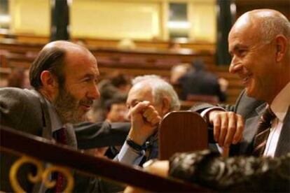 Alfredo Pérez Rubalcaba (PSOE) y Josep Antoni Duran (CiU), durante un pleno del Congreso.