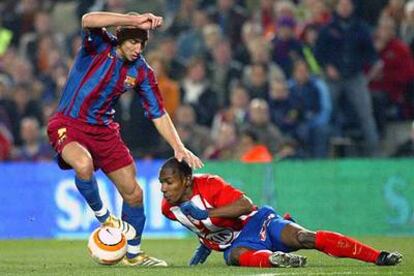 Larsson y Perea pugnan por el balón.