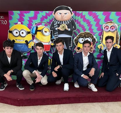 Hugo Longarela y sus amigos, trajeados para ver 'Minions: El origen de Gru'.