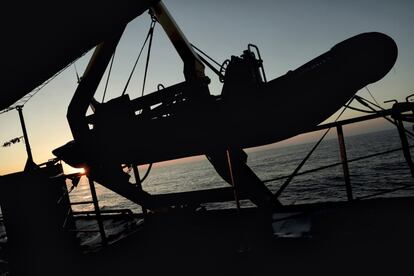 Amanece de camino a la zona de rescate, en aguas internacionales frente a la costa libia.