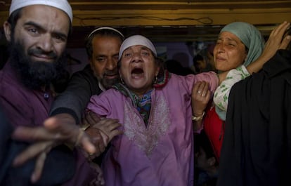 La abuela, en el centro, de Haseeb Ahmad Khan, uno de cada tres civiles asesinados, gime durante el funeral de su nieto en Baramulla, a 60 kilómetros al oeste de Srinagar, en Cachemira controlada por los indios.