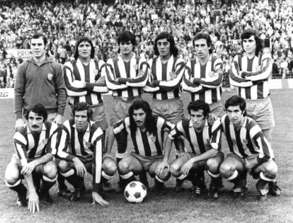 Alineación del Atlético de Madrid de los años 70. Arriba (i-d): Reina, Ovejero, Benegas, Heredia, Adelardo, Becerra. Agachados (i-d): Capón Luis Aragonés, Ayala, Javier Irureta y Gárate.