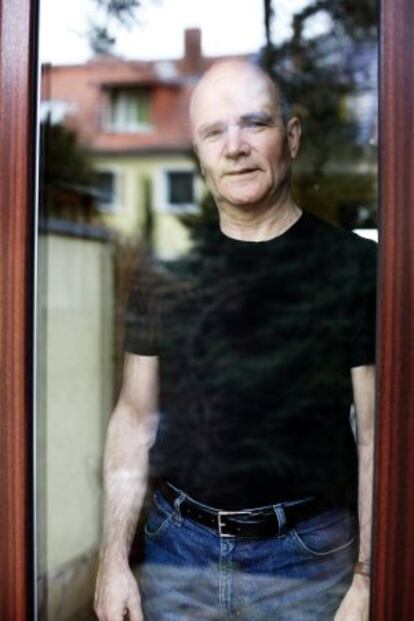 El concejal Hans Erxleben, ante su casa, en Berlín.