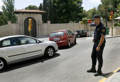 Un policía vigila la entrada del palacio de Marivent.