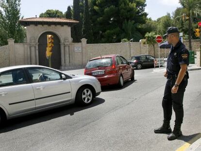 Un policía vigila la entrada del palacio de Marivent.