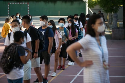 Alumnos del instituto Joanot Martorell de Esplugues de Llobregat (Barcelona), el primer día de clase.