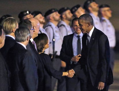 El presidente de Estados Unidos, Barack Obama, saluda a la vicepresidenta en funciones, Soraya Sáenz de Santamaría.