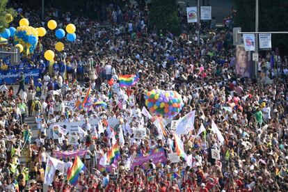 Participantes en la marcha del Orgullo Gay por el centro de Madrid.