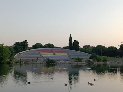 Vista de la bandera republicana en las gradas del parque de las Cruces.