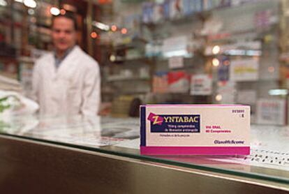 Una caja de píldoras antitabaco Zyntabac en una farmacia madrileña.