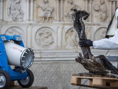 Un obrero de Notre Dame limpia unos restos de la catedral el pasado miércoles 