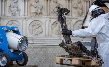Un obrero de Notre Dame limpia unos restos de la catedral el pasado miércoles 