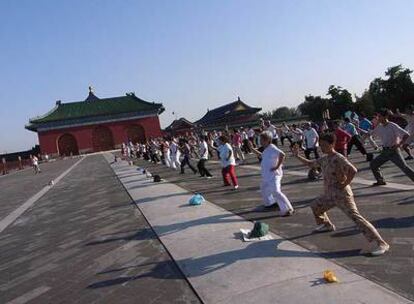 Ciudadanos chinos realizan gimnasia en el parque del Templo del Cielo.