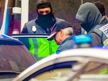 Pompeyo González, acusado del envío de cartas con material pirotécnico, es introducido por la policía en un vehículo tras su arresto el pasado miércoles en Miranda de Ebro (Burgos).