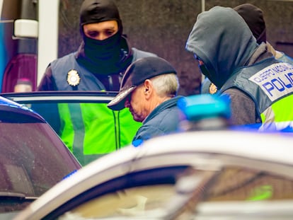 La Policía Nacional traslada al detenido en Miranda de Ebro (Burgos), este miércoles.
