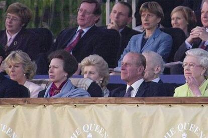 Camilla Parker, a la izquierda, detrás de la princesa Ana, el duque de Edimburgo y la reina Isabel II, durante un concierto en el palacio de Buckingham en 2002.