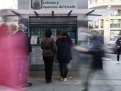 Varias personas en las inmediaciones de una administración de loterías en Madrid.