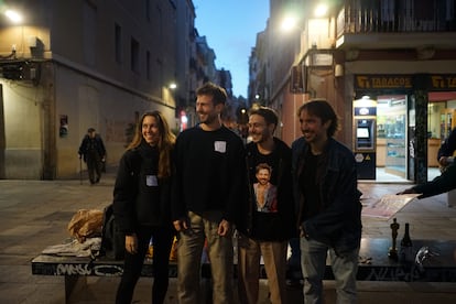 Los participantes del concurso de dobles de Carlos Cuevas en el barrio de Gràcia. De izquierda a derecha, Carla, Jorge, Adrià y Guillem.