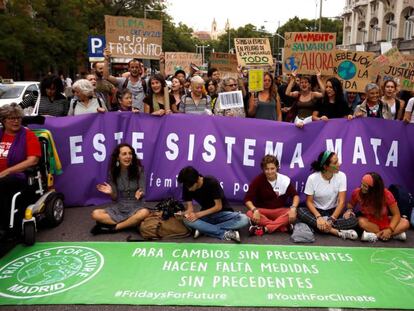 Concentración en los alrededores del Congreso de los Diputados para protestar contra el cambio climático el pasado viernes.